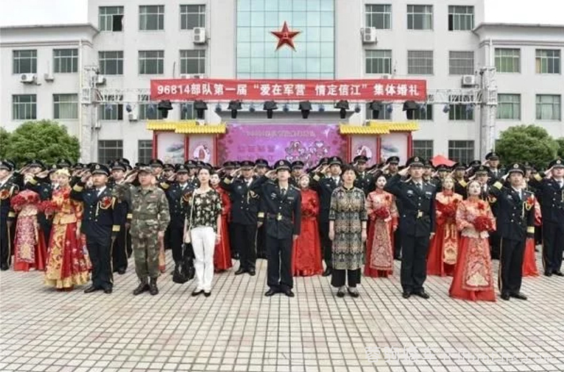 火箭军集体婚礼:昔日的战车,今天成为满载甜蜜的婚车!